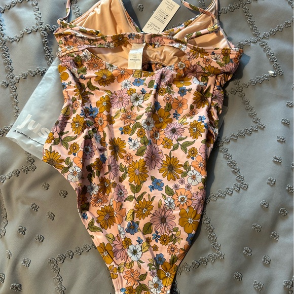 Cupshe Floral Twisted Tummy control one-piece. Size Large. - Picture 2 of 4
